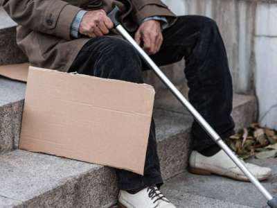 Семейде өзін мүгедек етіп көрсетіп, қайыр сұраған ер адам ұсталды