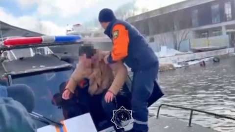 Елордалық құтқарушылар суға секірген жас жігітті құтқарып қалды (ВИДЕО)