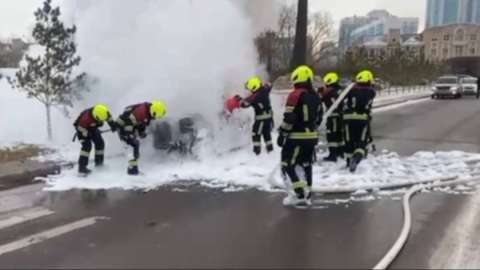 Елордалық өрт сөндірушілер жанып жатқан көлікті сөндірді (ВИДЕО)