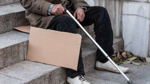 Семейде өзін мүгедек етіп көрсетіп, қайыр сұраған ер адам ұсталды