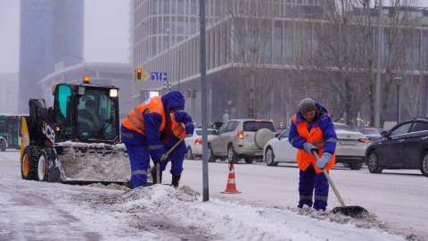 Астанада 2 500-ден астам жұмысшы қар күреуге шықты