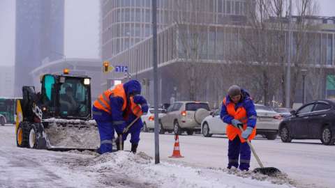 Астанада коммуналдық қызметкерлер тәулік бойы қар күреу жұмысына жұмылдырылды