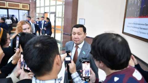 “Сұраққа тіке жауап бердім”: депутат Абзал Құспан тоқалды заңдастыру туралы