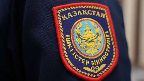 «Жүргізуші көз жұмды»: Астанада көлік жол жиегіндегі бағанға соғылды