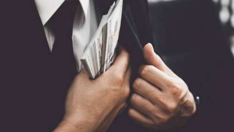 453 миллион теңге: Қуандық Бишімбаевтың анасы туысымен соттасып жатыр